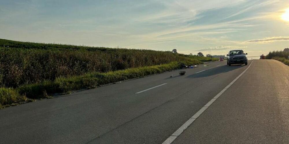 Ein Velofahrer hat sich bei einem Unfall in Hagenbuch schwer verletzt; aus unbekannten Gründen ist ein Auto mit dem 55-Jährigen kollidiert.
