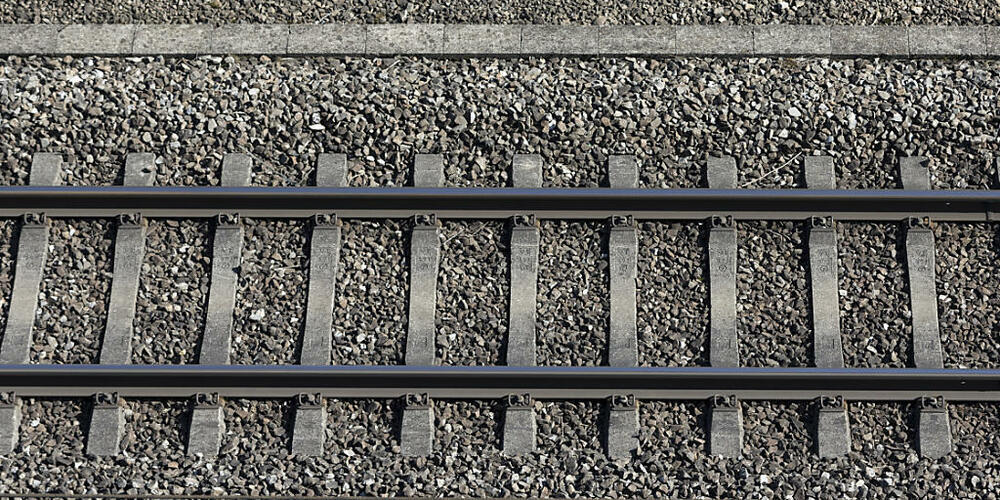 Ein Nachtzug erfasste am frühen Sonntagmorgen einen 29-jährigen Mann, der zu Fuss auf einem Gleis in Altstetten unterwegs war. Der Mann starb noch am Unfallort an seinen schweren Verletzungen. (Symbolbild)