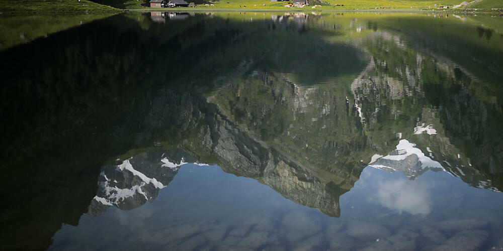 Taucherinnen und Taucher werden für eine wissenschaftliche Untersuchung Sedimente aus dem Seealpsee einsammeln. (Archivbild)