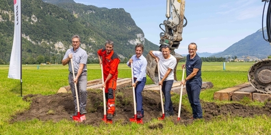 Beim Spatenstich: (v.l.n.r.) Fritz Staub (Gemeindepräsident Glarus Nord), Marco Lehmann (Basisleiter Mollis), Ernst Kohler (CEO Rega), Andreas Lüdi (Architekt der Geisser & Lüdi AG), Franz Frefel (Geschäftsführer der Frefel Holzbau AG).