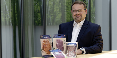 Christian Brendel, Leiter Qualitätsmanagement und Nachhaltigkeit, freut sich, dass die Ernst Sutter AG im Jahr 2023 durch den Einsatz ihrer nachhaltigen Verpackungen über 95 Tonnen Kunststoff einsparen konnte.