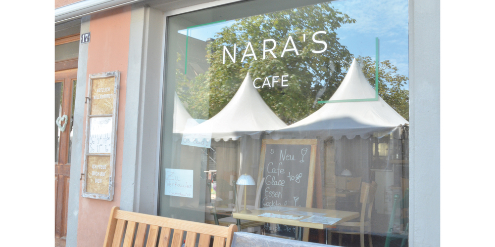 Auf einem Zettel am Fenster des Café Nara’s steht «zu verkaufen».
