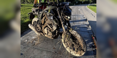 Wegen eines entgegenkommenden überholenden Autos erschrak der Töfffahrer, geriet von der Strasse, kollidierte mit einem Pfosten und landete in einem Bach.