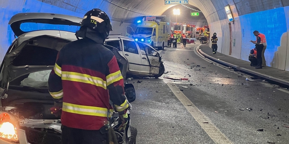 Grossaufgebot der Einsatzkräfte nach der schweren Frontalkollision und zwei Folgekollisionen im H16-Wihaldetunnel in Bazenheid.