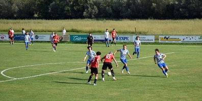 Der FC Schmerikon (blau-weiss gestreift, blau) beim Cup-Derby gegen den FC Uznach (rot, schwarz).