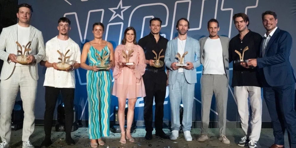 Strahlende Gewinner(innen) mit dem Hockey-Award.