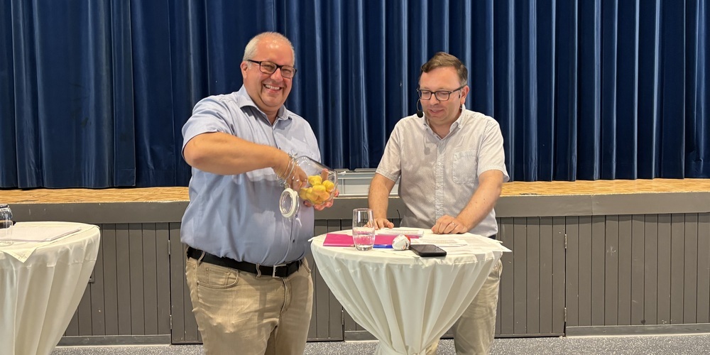 An der Kandidatenvorstellung vor wenigen Wochen gab sich Mattle (links) noch siegessicher. Rechts im Bild: Moderator Ralph Dietsche