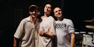 Die Band FUSSLER kombiniert Indie-Rock mit elektronischen Elementen. 