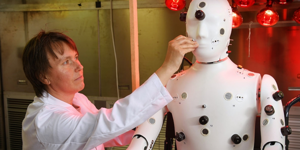 Empa-Forscherin Agnes Psikuta positioniert Manikin «HVAC» für die Datenmessung in der Klimakammer. 