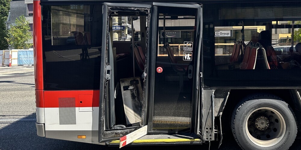 Ein Fahrgast wurde durch die Glassplitter verletzt.