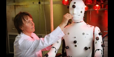 Empa-Forscherin Agnes Psikuta positioniert Manikin «HVAC» für die Datenmessung in der Klimakammer. 