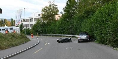 Bei einem Unfall in Hombrechtikon starb am Mittwochabend ein 39-jähriger Motorradlenker.