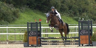 Lia Baumann (Lernende Pferdefachfrau Gestüt Wichenstein) mit dem 6-jährigen Wallach Bayano in seinem ersten Turnierparcours.
