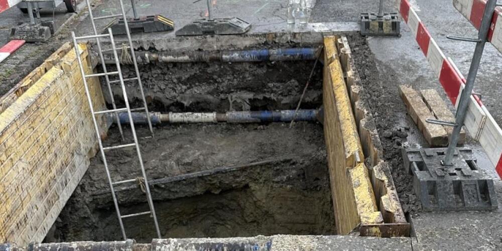 Der Arbeiter fiel in eine rund 2,8 Meter tiefe Baugrube.