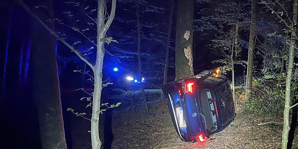 Das stark beschädigte Auto der 19-Jährigen nach dem Unfall auf der Bottensteinerstrasse.