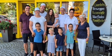 Zogen in Backstube und Laden stets am gleichen Strick: Mägi und Fredy Huber mit Mutter Maria (ganz rechts), Sohn Rinaldo und Tochter Jasmine mit ihren Partner und Kindern.