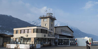 Das bescheidene Gebäude des Regionalflughafens Samedan ist in die Jahre gekommen und genügt den heutigen Ansprüchen nicht mehr. (Archivbild)
