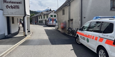 An dieser Stelle an der Dorfstrasse in Amden kam es zum Unfall zwischen einem 76-jährigen Velofahrer und einem Linienbus.