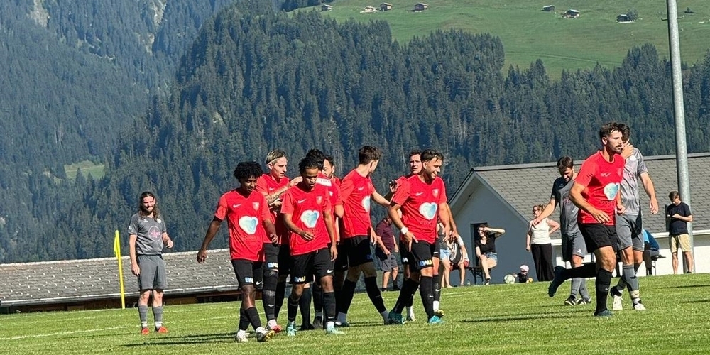 Nach Dominanz in den letzten 20 Spielminuten kommen die Uzner (rot, schwarz) zu einem deutlichen Auswärtssieg im Cup bei Lumnezia.