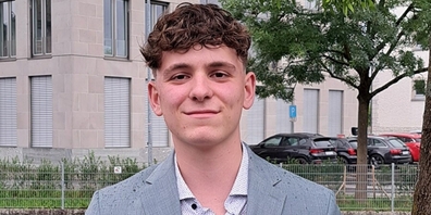 Gemeinderat und Gemeinde-Team gratulieren Andri Schoch zur bestandenen Abschlussprüfung und danken für seinen Einsatz.