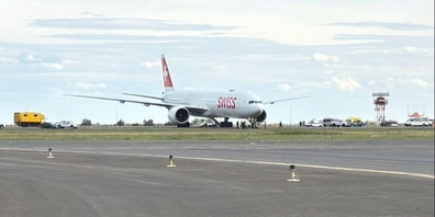 Auf Abwegen: Der Swiss-Flieger steckt im kasachischen Gras fest.