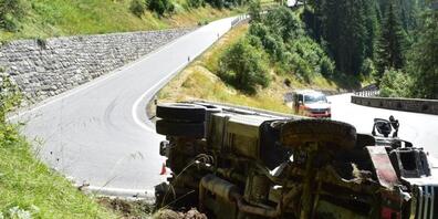Der Lastwagen kam zwischen Bergün und Filisur von der Strasse ab und kippte.