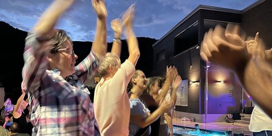 Ausgelassene Partystimmung mitten im Wohnquartier: Den Gästen gefiels. Nicht mal der Regen konnte für trübe Stimmung sorgen