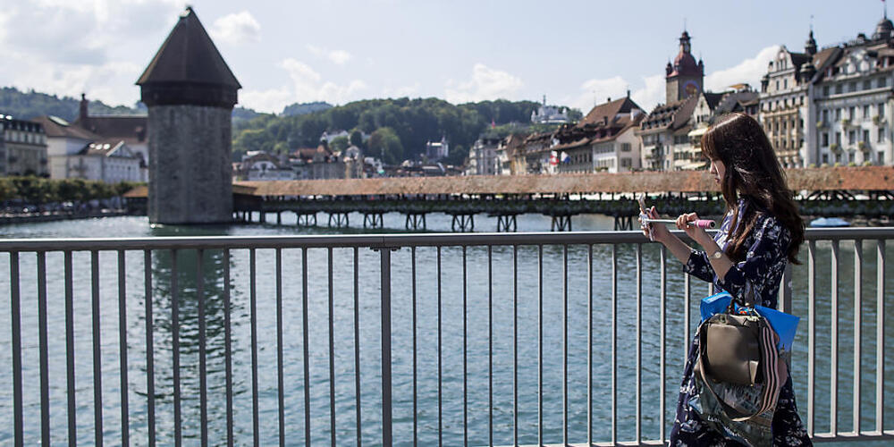 Die Polizei wollte den Elektromotorradfahrer und seinen Mitfahrer auf der Seebrücke anhalten. (Archivbild)