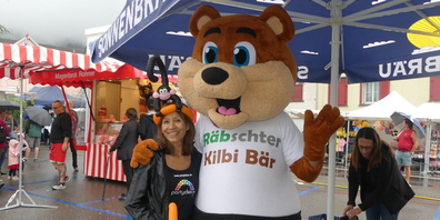 Der Räbschter Kilbi-Bär begrüsste die jungen und älteren Besucher