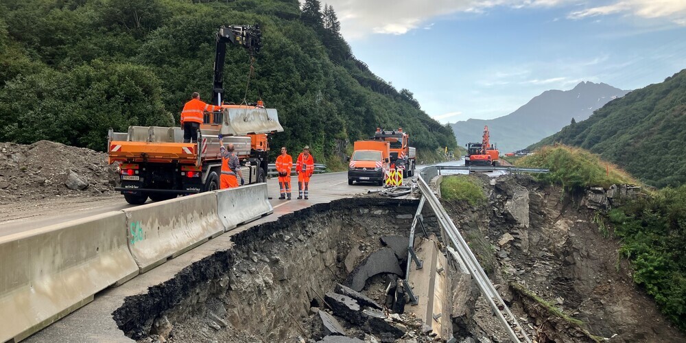 Auf einer Länge von 60 Metern wurde eine Fahrspur weggerissen