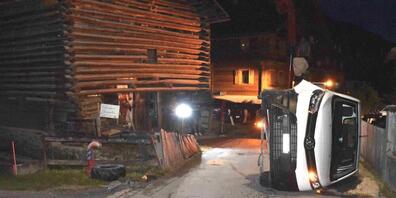 Der Lieferwagen kollidierte mit einem Zaun und kippte auf die linke Seite.