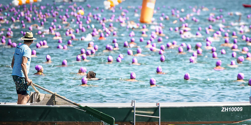So wird es am Mittwoch im Zürichsee wieder aussehen: Wie 2023 kann die Stadtzürcher Seeüberquerung auch dieses Jahre durchgeführt werden.