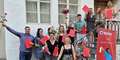 Die frisch diplomierten Absolventeninnen und Absolventen der Handelsschule edupool.ch am BZWU.