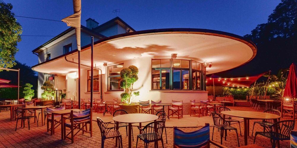 Die Möblierung des Aussenbereichs wurde aufgearbeitet und ergänzt