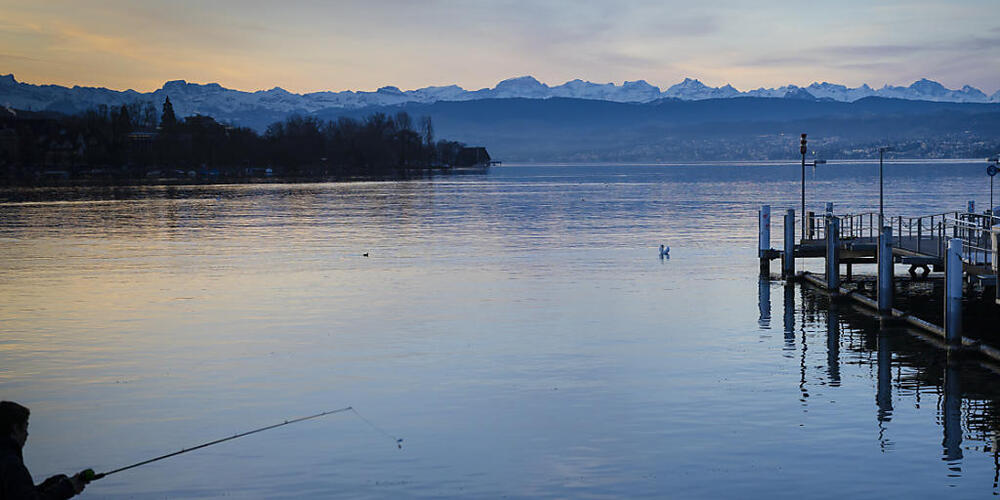 Der Zürichsee wird nicht zum Solarkraftwerk. Der Zürcher Kantonsrat hat einen Vorstoss für ein Pilotprojekt für eine schwimmende Photovoltaikanlage abgelehnt. (Symbolbild)