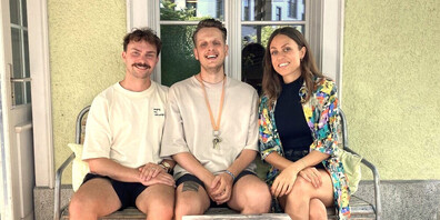 We Are AVA vor der Øya Bar in der St.Galler Altstadt: Andy Schwendener (Schlagzeug), Nicola Holenstein (Keyboard/Saxophon) und Kim Lemmenmeier (Gesang)