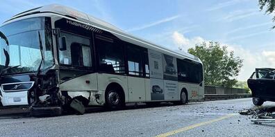 Ein Autolenker erlitt schwere Verletzungen bei der Kollision mit einem Linienbus in Schönenwerd SO. Drei Buspassagiere wurden leicht verletzt.