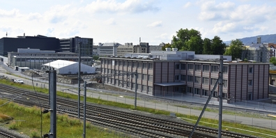 Von der Hardbrücke sieht man das neue Gymi an der Güterstrasse gut. Links ist das Polizei- und Justizzentrum.