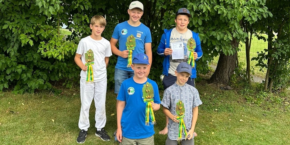Die «Rapperswiler» Zweiggewinner in Hüttlingen TG: (stehend v.l.) Janis Kühne , Jan  Schnyder, Marius Zahner; (kniend v.l.) Joel Meier, Gian Oberholzer.