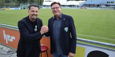 Daniel Geisselhardt (r.) übergibt das Präsidium des FC Kreuzlingen an Bujar Emini (l.).