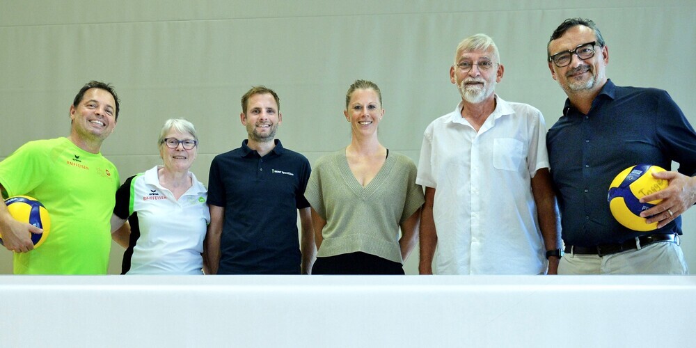 Mäsi Erni,  Headcoach NLA (l.), Co-Präsidentin Maja Hedinger (2. v.l.), Teammanagerin  Leistungssport Petra Böhni (3. v.r.) und Sponsoringleiter Dominik Joos (2. v.r.) freuen  sich auf die Zusammenarbeit mit Chefarzt Hanspeter  Betschart (Mitte) und CEO Peder Koch (r.). 