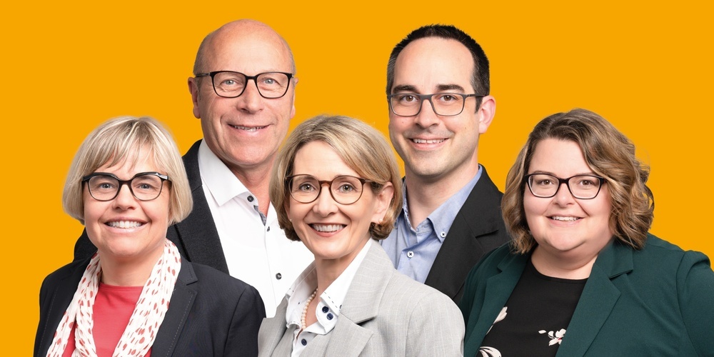 Stellen sich in Rapperswil-Jona zur Wahl (von links): Patricia Bucher (GPK, bisher), Ueli Dobler (Stadtrat, bisher), Jeannette Giger Gehler (Schulrat, bisher), Michael Lehner (Schulrat, neu), Dagmar Dörig (GPK, neu).