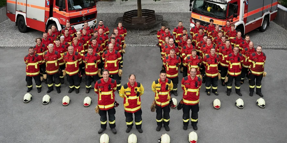 Die Feuerwehr Rebstein-Marbach vor ihren Rüstfahrzeugen