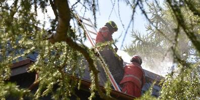 Das Feuer in Feldis loderte unter einer Photovoltaikanlage auf dem Dach eines Einfamilienhauses.