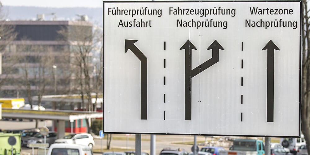 Für 500 Franken drückte der Prüfungsexperte gerne mal ein Auge zu. Zwei ehemalige Mitarbeiter des Strassenverkehrsamtes Bassersdorf und ein Prüfungsexperte müssen kommende Woche vor Gericht erscheinen. Sie liessen 70 Prüflinge trotz Fehler du...