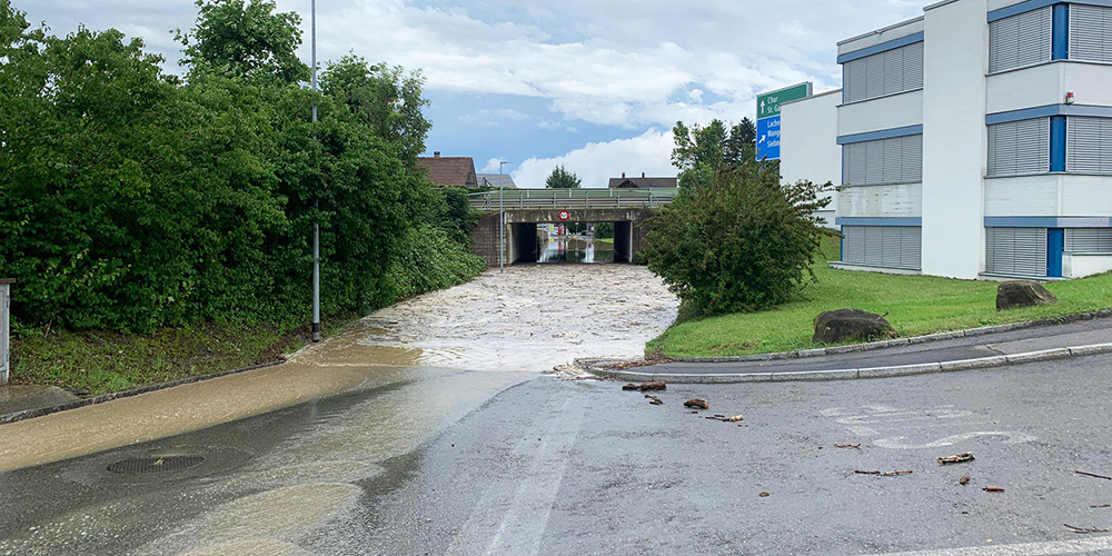 Welche Ausmasse Starkregen – hier in Verbindung mit Hagel – haben kann, zeigte sich in Altendorf sowie auch anderen Ortschafen in Ausserschwyz im Sommer 2021.