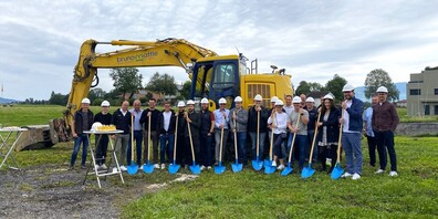Mit rund 30 Personen wurde der Spatenstich gefeiert.