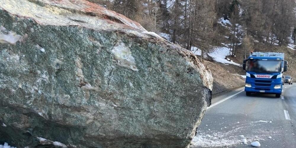 Im März stürzte dieser Felsblock auf die Engadinerstrasse zwischen Sils und Plaun da Lej GR. Bei der Abbruchstelle wird nun weiteres loses Material abgetragen, damit sich kein weiterer Felssturz ereignet. (Archivbild)