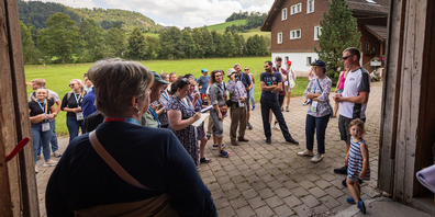 Köbi Hagmann vom Adelbachhof in Necker (rechts) beantwortet den Agrarjournalisten viele Fragen zum Betrieb.