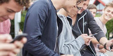 Das Smartphone ist bei Schülerinnen und Schülern omnipräsent. (Archivbild)
